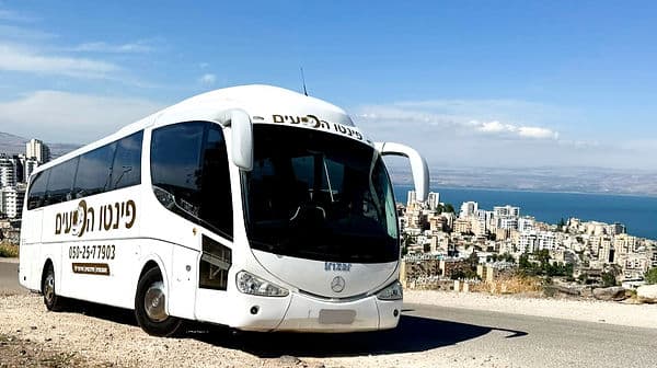 אוטובוס פינטו בכביש בגליל