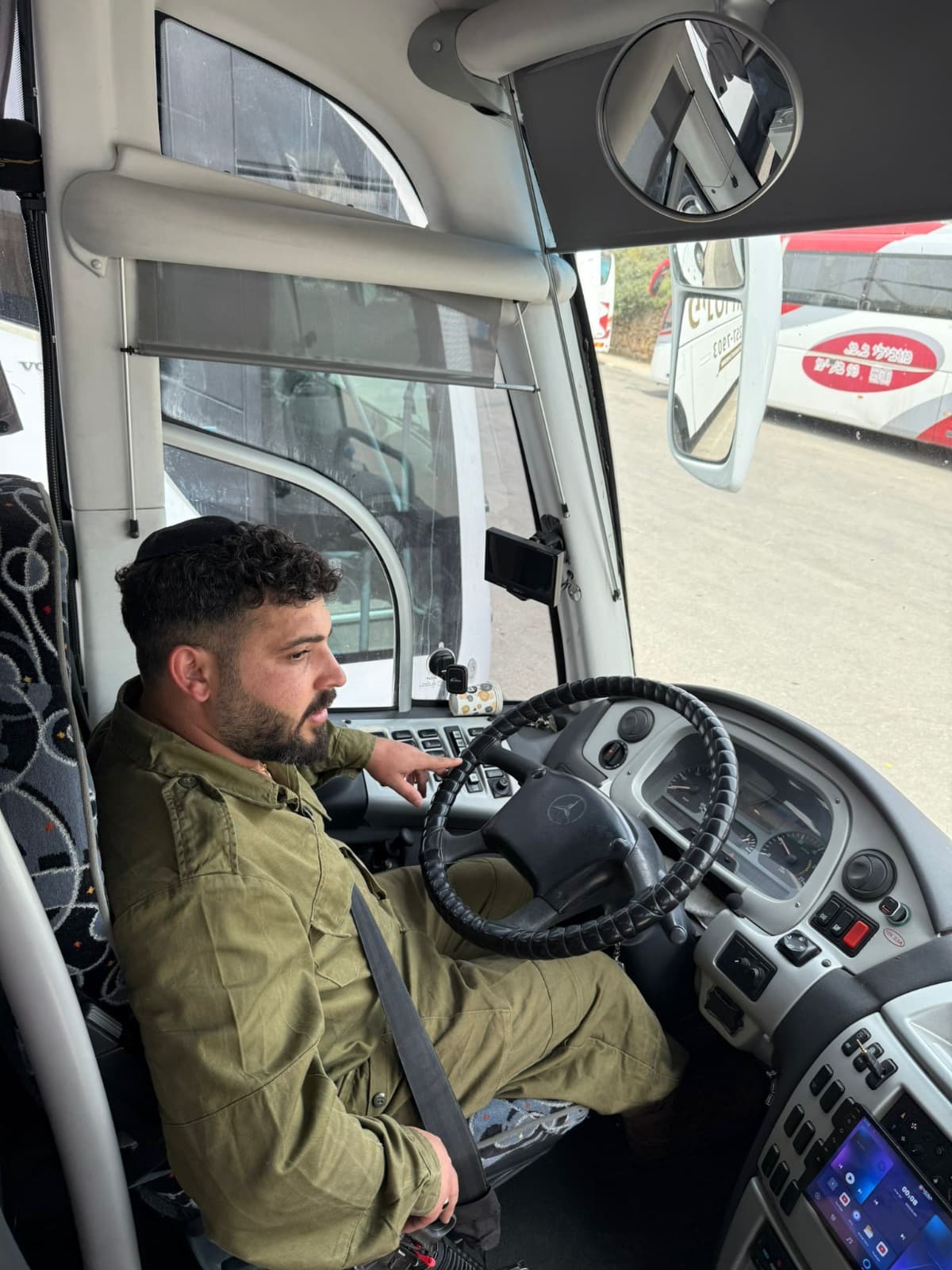 תא נהג של אוטובוס פינטו עם לוח מחוונים מתקדם