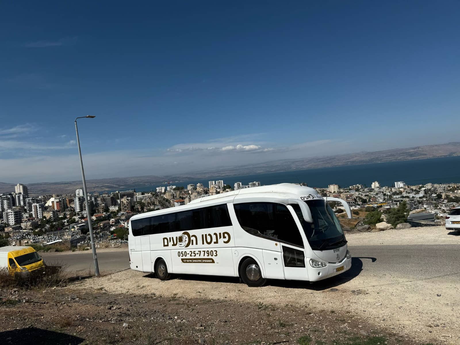 שני אוטובוסים של פינטו הסעים בנסיעה
