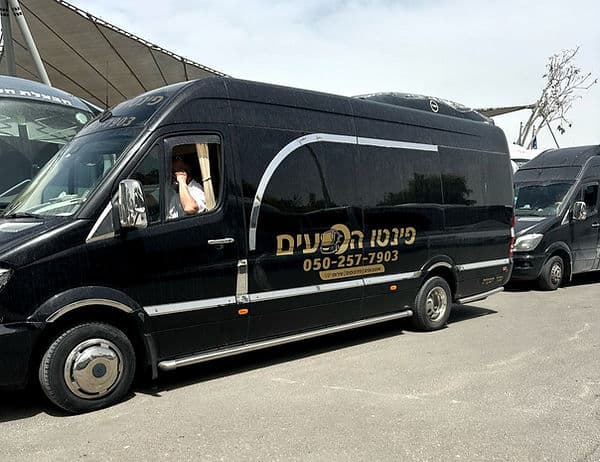 נהג פותח דלת ואן ללקוח